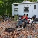 Scaun de camping pliabil, Scaun de exterior cu cotiere, tetiera si suport pentru pahare, structura stabila, max. Capacitate 150 kg, Negru GCB09BK